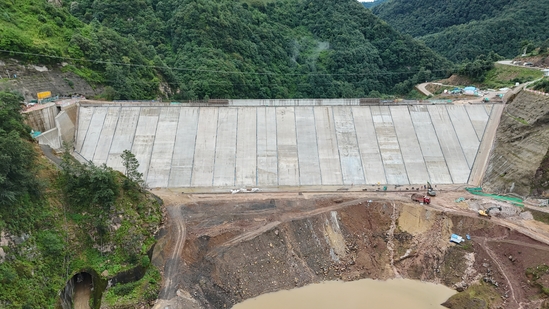 樞紐大壩試蓄水。劉耀興 攝.JPG