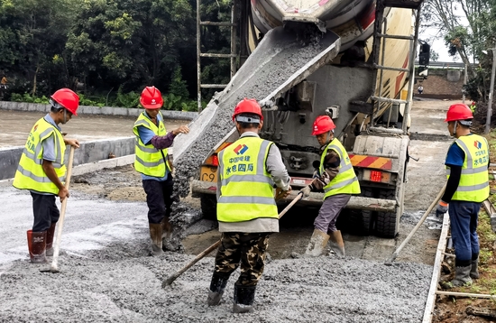 六都鎮上坑村村口道路升級改造項目混凝土鋪設—南方公司 胡文平攝.jpg