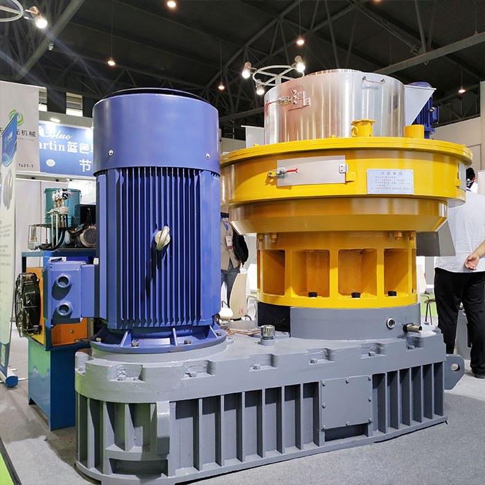 云南大理趙總添置大型生物顆粒機(jī)器，安裝現(xiàn)場(chǎng)